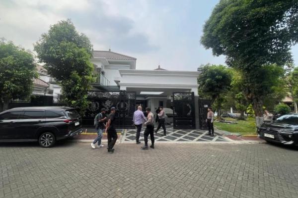 Penggeledahan itu berkaitan dengan pengembangan dari kasus dugaan suap ijon proyek yang menjerat Bupati Bekasi periode 2025-2030 Ade Kuswara Kunang.