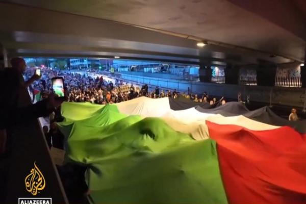 Ribuan orang berunjuk rasa di ibu kota Slovenia, Ljubljana, memprotes pembukaan kedutaan besar Israel yang pertama di negara Uni Eropa tersebut.
