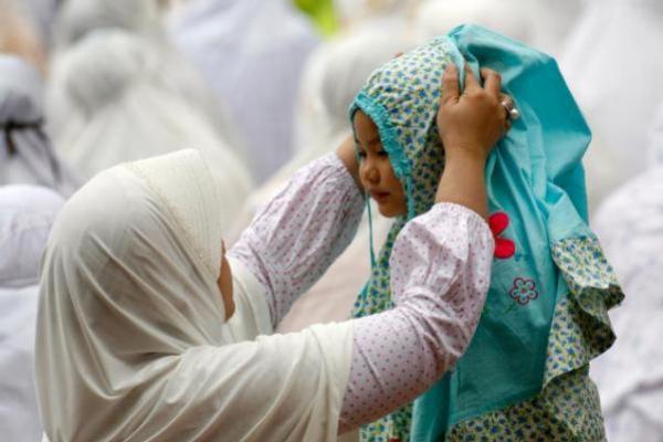 Menutup aurat sejak dini bukan hanya tuntunan agama, tetapi juga bagian dari pembentukan karakter anak.