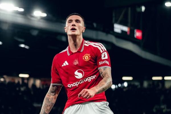 Manchester United mengawali kiprahnya di Liga Champions dengan kemenangan meyakinkan 4-0 atas Sabah di Old Trafford pada Jumat (11/9) dini hari WIB.