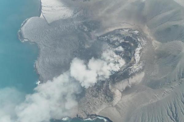 Badan Geologi Kementerian ESDM tetap mempertahankan status Gunung Anak Krakatau pada Level III atau Siaga