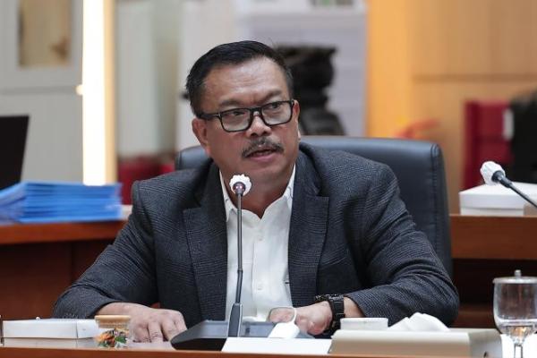 Ini ada hal yang tidak nyambung secara logika, Pak. Jadi pertanyaan mendasarnya, apa fungsi akreditasi? Ini mendasarnya di situ.