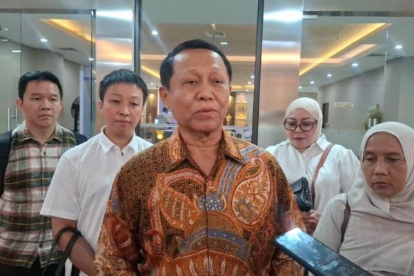 Erick kembali ke Indonesia melalui Bandara Internasional Juanda, Surabaya.