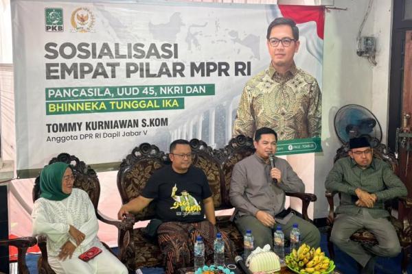 Dihadapan warga, Tommy Kurniawan perkuat pemahaman masyarakat terhadap nilai-nilai fundamental kehidupan berbangsa dan bernegara.