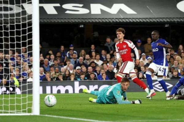 Masih berusia 16 tahun, Dowman tampil memukau lewat torehan dua gol saat The Gunners menang 4-2 atas Ipswich Town di Portman Road.