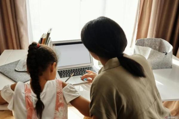Setiap tanggal 16 September, masyarakat global memperingati National Working Parents Day atau Hari Orang Tua Bekerja.