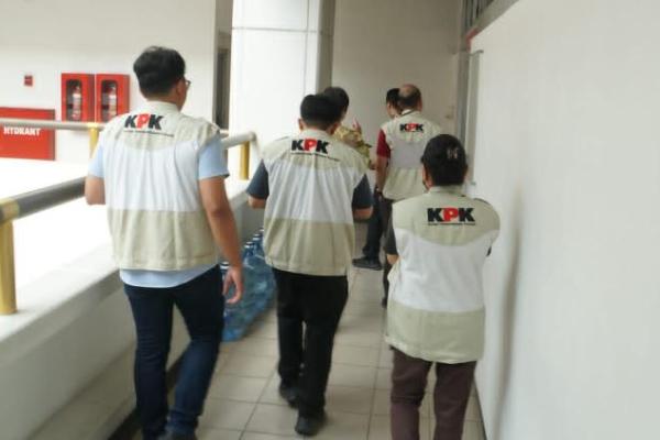 Berdasarkan informasi, Bupati Klaten Hamenang Wajar Ismoyo menjadi salah satu pihak yang diamankan dalam operasi senyap tersebut.