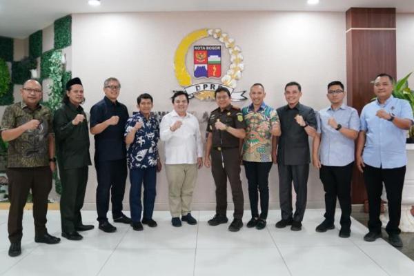 Alhamdulillah bisa bersilaturahmi dengan Kejari. Hubungan DPRD dengan Kejaksaan Negeri Kota Bogor selama ini sudah terjalin sangat erat dan baik.