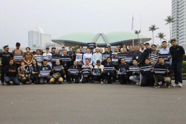 Kami juga mengimbau masyarakat, terutama para nelayan, ketika menemukan sesuatu yang bisa menjadi petunjuk agar diinformasikan kepada teman-teman wartawan.