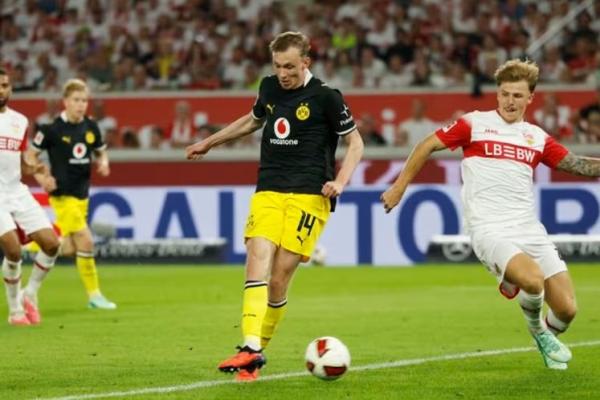 Gol tunggal Maximilian Beier memastikan kemenangan Borussia Dortmund 1-0 atas tuan rumah VfB Stuttgart pada Sabtu (19/9) kemarin.