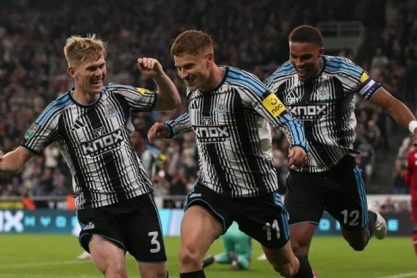 Newcastle United berhasil mengamankan tiga poin saat melakoni laga lanjutan Liga Premier melawan Hull City di St James` Park, pada Sabtu (19/9) malam