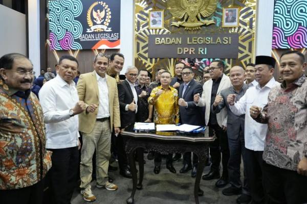 Pemerintah juga memiliki pandangan yang sama dengan DPR, yakni memiliki kepedulian dan perhatian serius terhadap penyelesaian konflik agraria