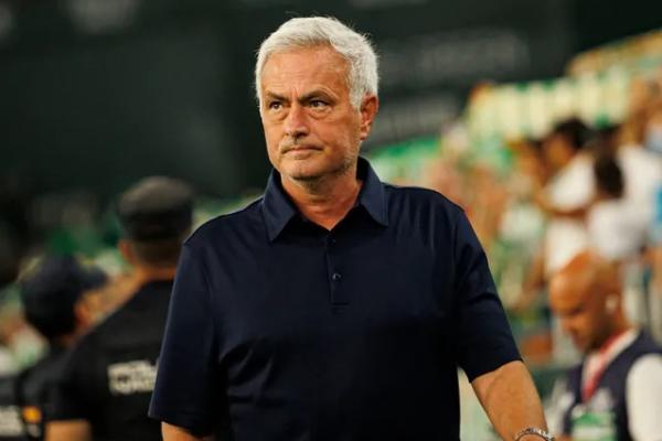 Mourinho secara terbuka menuntut keadilan dengan menunjukkan foto-foto pelanggaran keras pemain Atletico di hadapan para wartawan