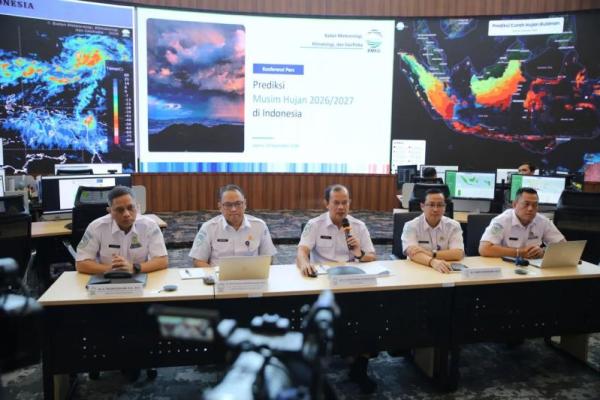 â€œKombinasi fenomena El Nino dan IOD yang terjadi bersamaan ini memperparah dan memperpanjang periode kekeringan di sebagian besar wilayah Indonesia