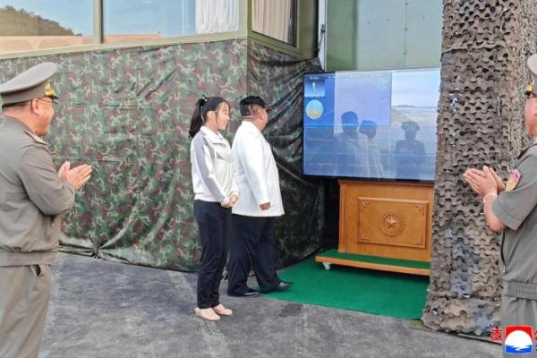 Pemimpin Korea Utara Kim Jong Un mengawasi langsung uji coba sistem senjata tipe baru, dan memujinya sebagai bukti kemajuan teknologi militer negaranya.