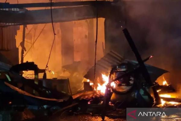 Sebanyak 18 rumah dan empat tempat usaha di Jalan Teuku Nyak Arif, Kebayoran Lama, Jakarta Selatan dilalap si jago merah.