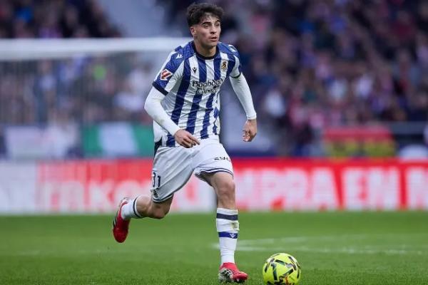 Chelsea dilaporkan menjadi salah satu klub papan atas Eropa yang tengah memantau ketat perkembangan bek tengah muda milik Real Sociedad, Jon Martin