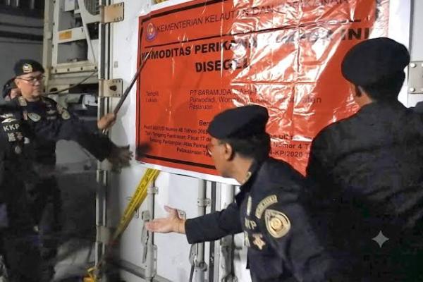 KKP diminta menjelaskan kepada publik mengenai pelanggaran spesifik yang telah terbukti dasar hukum penyegelan terhadap 1.048 Ton Udang Impor.