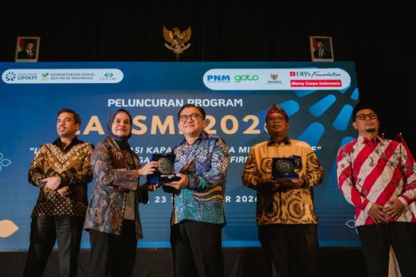Yayasan Mercy Corps Indonesia dan DBS Foundation menerima penghargaan apresiasi sebagai kolaborator Program LAKSMI dari Menteri UMKM dan Mensos