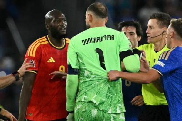 Kapten sekaligus penjaga gawang Gli Azzurri, Gianluigi Donnarumma, terlibat perselisihan sengit dengan penyerang Belgia, Romelu Lukaku
