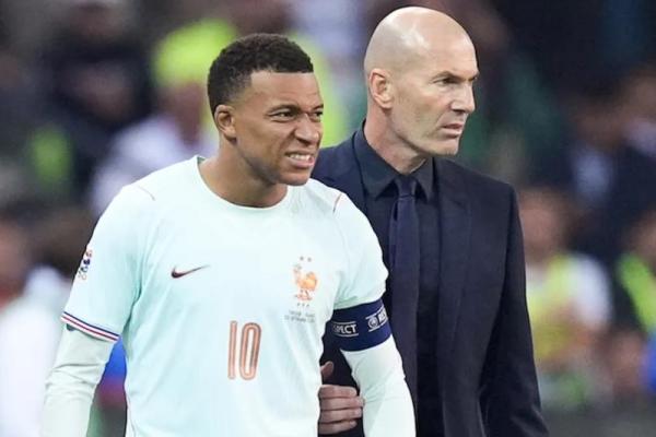 Real Madrid dan tim nasional Prancis tengah menunggu perkembangan kondisi Kylian Mbappe, setelah sang penyerang terpaksa ditarik keluar akibat cedera