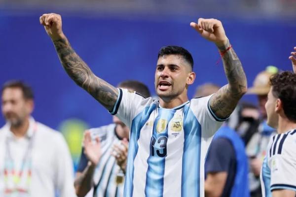 Pelatih tim nasional Argentina, Lionel Scaloni, secara resmi menunjuk bek Atletico Madrid, Cristian Romero, sebagai kapten baru La Albiceleste.