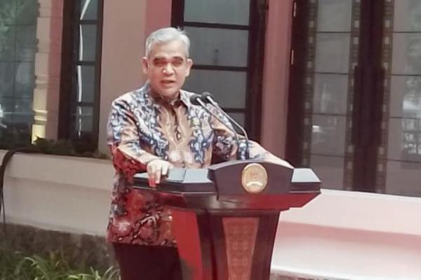 Karena ini adalah cagar budaya, renovasinya tidak bisa dilakukan sembarang. Ada material tertentu yang harus disesuaikan dengan kebutuhan material cagar budaya.