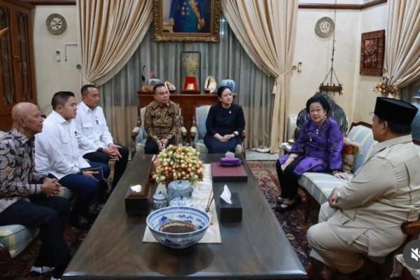 Jadi intinya adalah kami tetap seperti keluarga, jauh di mata, tetapi selalu dekat di hati