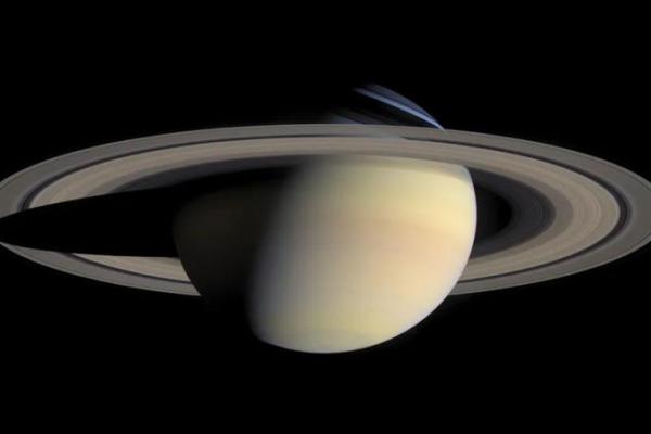 Langit malam awal Oktober menghadirkan kesempatan menarik bagi penggemar astronomi. Saturnus mencapai posisi oposisi pada Minggu, 4 Oktober 2026