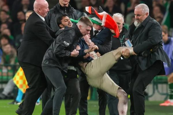 Aksi protes menolak pertandingan UEFA Nations League antara Irlandia melawan Israel mewarnai laga timnas Irlandia kontra Austria.