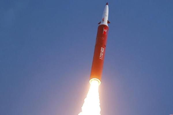 Pemimpin Korea Utara Kim Jong Un mengawasi langsung peluncuran rudal jarak menengah, yang dilaporkan menggunakan teknologi kecerdasan artifisial (AI)