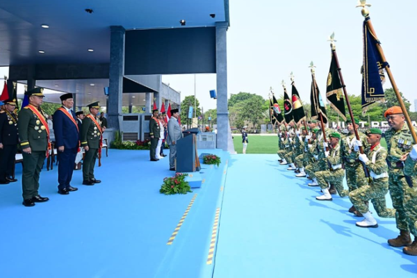 Terus menjadi tentara rakyat. Tentara yang kuat adalah tentara yang dekat dengan rakyat