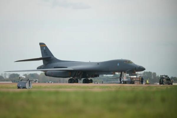 Inggris menyatakan bahwa pangkalan Royal Air Force (RAF) Fairford tetap aman meski Washington menarik seluruh pesawat pengebomnya dari pangakalan tersebut.