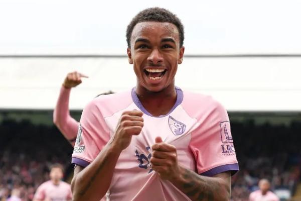 Arsenal dan Barcelona, dilaporkan siap bersaing sengit demi mengamankan tanda tangan penyerang muda berbakat milik AFC Bournemouth, Eli Junior Kroupi