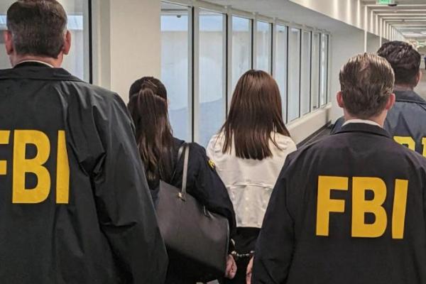 Agen Biro Investigasi Federal Amerika Serikat (FBI) menangkap seorang agen real estat asal California, Wanying Zhang, saat bersiap terbang ke China