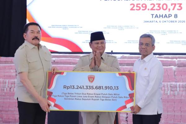 Tim Satuan Tugas Penertiban Kawasan Hutan (Satgas PKH) menyerahkan uang sebesar Rp13,2 triliun kepada negara.