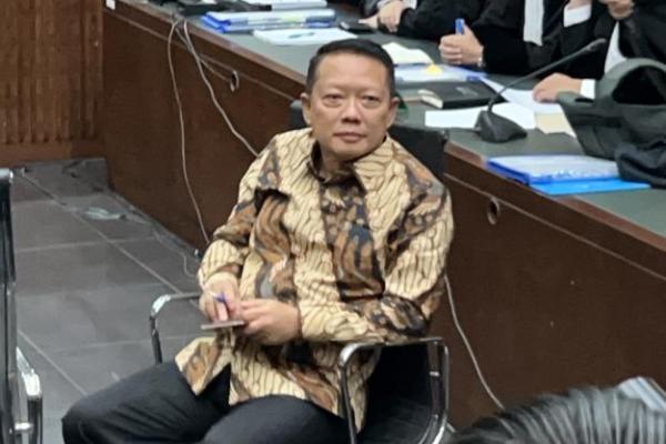 Perbuatan melawan hukum itu dilakukan Febrie bersama-sama dengan Ferry Yanto Hongkiriwang alias Ferry Boboho.