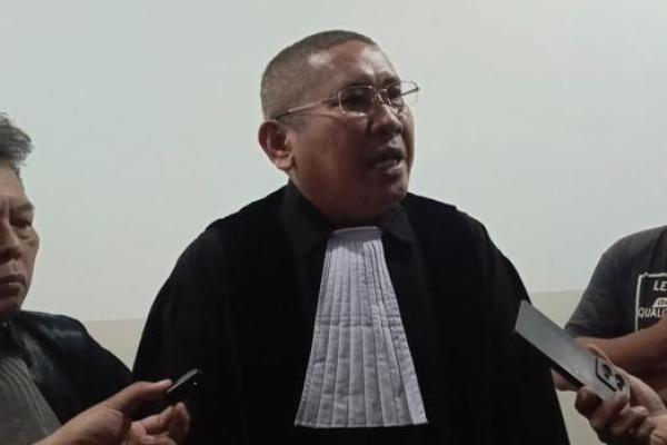 Kuasa hukum Bangun Paulus, Cuaca Teger menegaskan tidak ada penggunaan palu untuk mengancam VLC dalam perkara dugaan pemerasan yang tengah disidangkan.