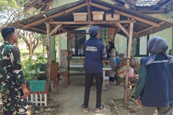 TEP Universitas Airlangga mendorong warga di Kawasan Transmigrasi Sumalata, Gorontalo, mengembangkan lebah trigona sebagai sumber ekonomi baru