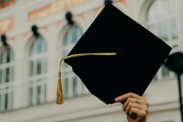 Memasuki dunia kerja profesional menjadi fase krusial bagi para lulusan baru (fresh graduate) perguruan tinggi yang hendak meniti karier impian.