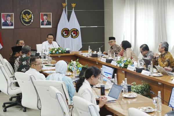 Dasarnya adalah instruksi Presiden mengenai pendidikan gratis di sekolah negeri dari PAUD hingga perguruan tinggi
