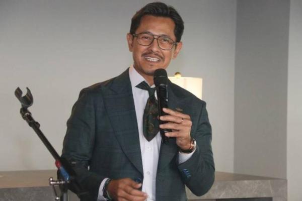 Maskapai penerbangan berperan dalam melancarkan lalu lintas orang di dalam pulau dan antar pulau.