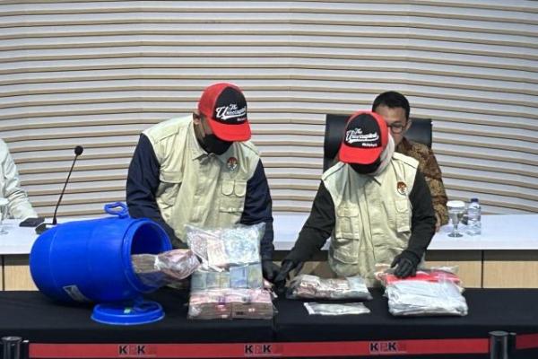 KPK melakukan upaya paksa penggeledahan di beberapa lokasi terkait dugaan korupsi di Pemkab Klaten.