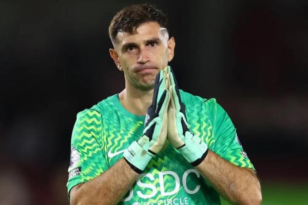 Penjaga gawang utama Chelsea, Emiliano Martinez, membagikan kabar terbaru mengenai kondisi kesehatannya langsung dari ranjang rumah sakit usai ditandu