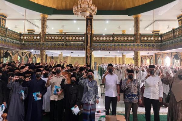 Ketua Umum Partai Kebangkitan Bangsa (PKB) Abdul Muhaimin Iskandar meresmikan Rumah Bebas Asap di Pondok Pesantren Dar El Hikmah, Pekanbaru, Riau.