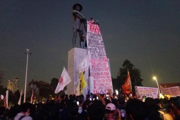Wakil Ketua BEM UI, Fathimah Azzahra, saat menyampaikan pernyataan sikap menekankan pentingnya kesadaran kolektif masyarakat terhadap berbagai isu strategis