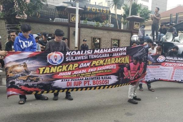 Ratusan mahasiswa dari Koalisi Mahasiswa Sulawesi Tenggara-Jakarta (KMSJ) menggeruduk Bareskrim Polri dan Kejaksaan Agung RI, Senin (19/10/2026).