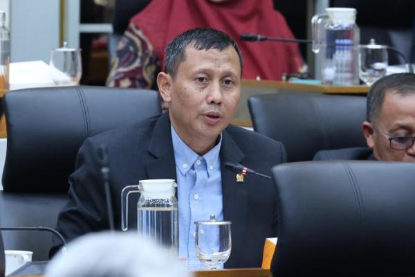 Anggota Komisi IV DPR Slamet, mendesak Presiden menetapkan target waktu dan indikator keberhasilan yang terukur dalam menangani karhutla.