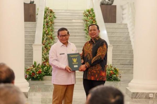 KPK menghibahkan dua aset rampasan negara senilai total Rp9,65 miliar kepada Pemprov DKI Jakarta.