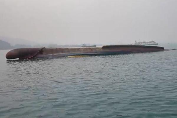 Pemasangan oil boom dilakukan untuk menahan penyebaran minyak dan meminimalkan risiko pencemaran di area tersebut.
